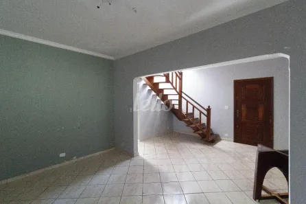 Casa com 3 Quartos para alugar, 213m² no Vila Nivi, São Paulo