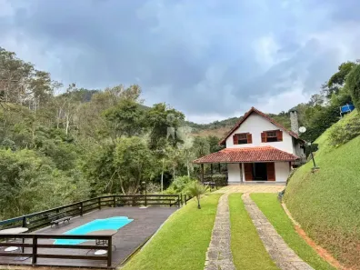 Casa com 5 Quartos para venda ou aluguel, 1200m² no Itaipava, Petrópolis