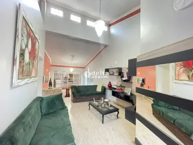 Casa com 3 Quartos à venda, 220m² no Jardim Colina, Uberlândia