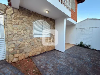 Casa com 3 Quartos para alugar, 180m² no Umuarama, Uberlândia
