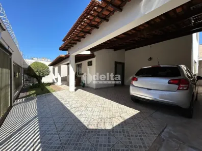 Casa com 4 Quartos à venda, 310m² no Santa Mônica, Uberlândia
