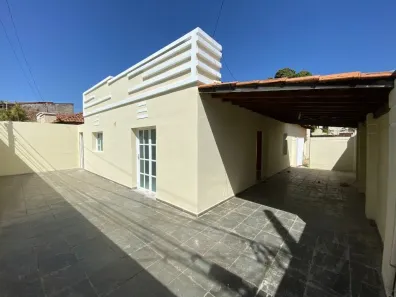 Casa com 5 Quartos para alugar, 160m² no Alto São João, Montes Claros