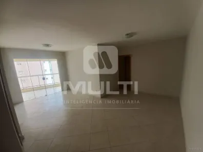 Apartamento com 3 Quartos para alugar, 130m² no Centro, Uberlândia