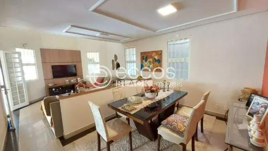 Casa com 5 Quartos à venda, 236m² no Carajás, Uberlândia