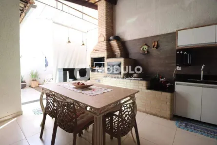 Casa com 3 Quartos para alugar, 215m² no Cidade Jardim, Uberlândia