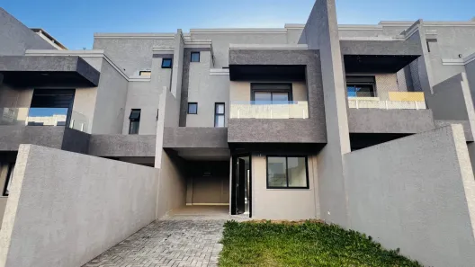 Sobrado com 3 Quartos à venda, 132m² no Uberaba, Curitiba