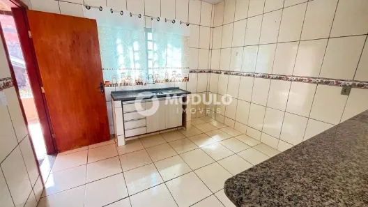 Casa com 3 Quartos para alugar, 100m² no Jardim das Palmeiras, Uberlândia