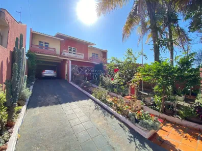 Sobrado com 3 Quartos à venda, 153m² no Pacaembu, Londrina