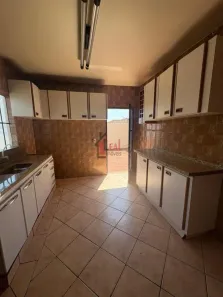 Casa com 3 Quartos para alugar, 238m² no Jardim Bongiovani, Presidente Prudente
