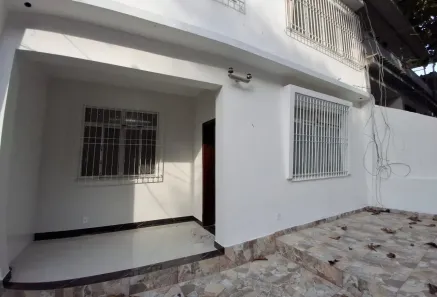 Casa com 3 Quartos para alugar, 210m² no Rocha Miranda, Rio de Janeiro