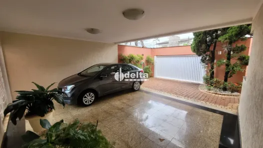 Casa com 4 Quartos à venda, 370m² no Umuarama, Uberlândia