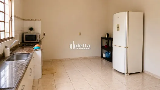 Casa com 3 Quartos para alugar, 250m² no Santa Mônica, Uberlândia