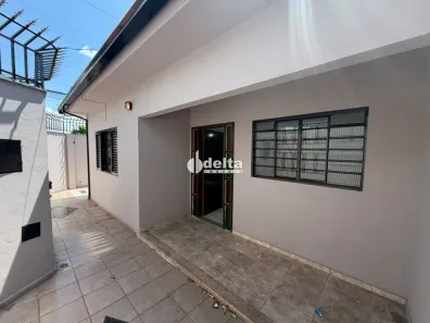 Casa com 3 Quartos para alugar, 200m² no Planalto, Uberlândia