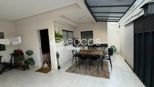 Casa com 2 Quartos à venda, 121m² no Cidade Jardim, Uberlândia