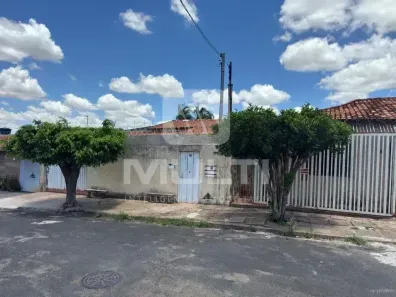Casa com 3 Quartos para alugar, 250m² no Carajás, Uberlândia