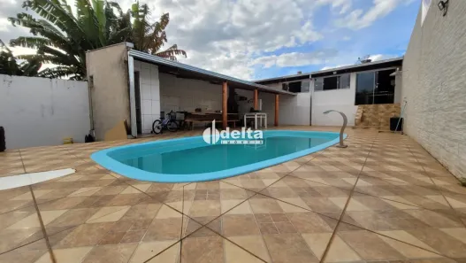 Casa com 6 Quartos à venda, 287m² no Umuarama, Uberlândia