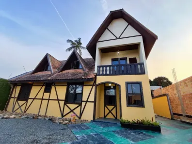 Sobrado com 5 Quartos para alugar, 357m² no Alto Boqueirão, Curitiba