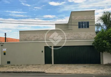 Sobrado com 5 Quartos à venda, 250m² no , Hidrolândia