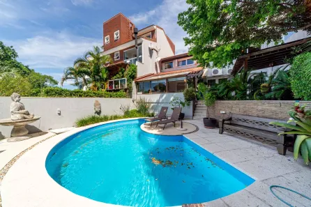 Casa com 4 Quartos à venda, 282m² no Chácara das Pedras, Porto Alegre