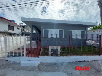 Casa com 2 Quartos para alugar, 68m² no Barreiros, São José