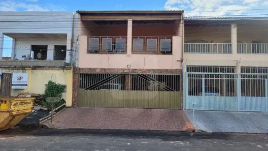 Sobrado com 4 Quartos à venda, 330m² no Cidade Jardim, Uberlândia