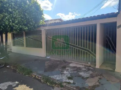 Casa com 3 Quartos para alugar, 120m² no Planalto, Uberlândia