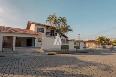 Sobrado com 4 Quartos à venda, 243m² no Vila Nova, Joinville