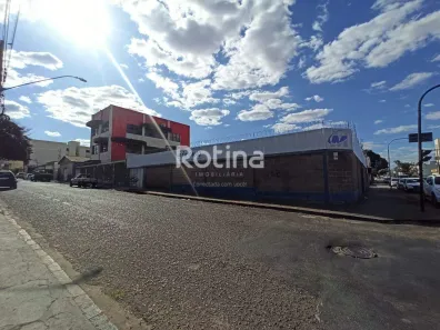 Prédio Comercial para alugar, 691m² no Brasil, Uberlândia