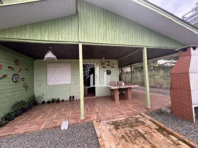 Casa com 2 Quartos para alugar, 50m² no Itacolomi, Balneário Piçarras