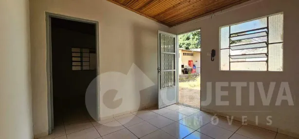 Casa com 2 Quartos para alugar, 70m² no Santa Mônica, Uberlândia