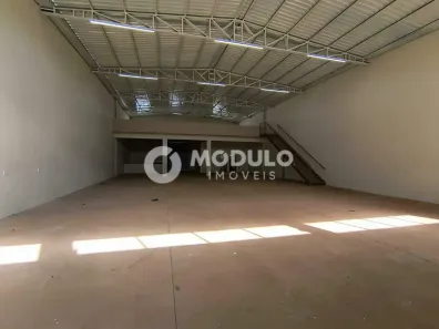Galpão/Depósito/Armazém para alugar, 640m² no Novo Mundo, Uberlândia