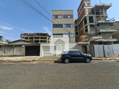 Apartamento com 2 Quartos para alugar, 75m² no Umuarama, Uberlândia