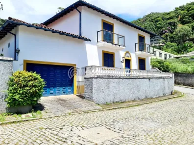 Casa com 4 Quartos à venda, 240m² no Valparaíso, Petrópolis