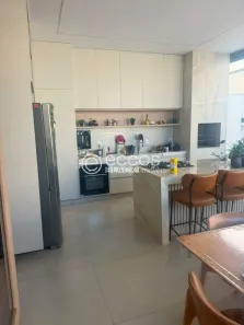 Casa de Condomínio com 4 Quartos à venda, 213m² no Shopping Park, Uberlândia