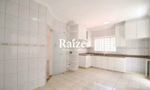 Casa com 3 Quartos para alugar, 210m² no Jardim Karaíba, Uberlândia