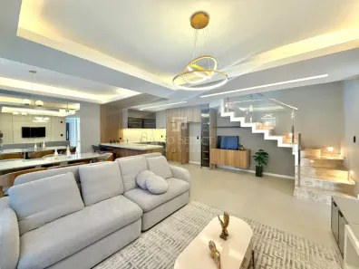 Casa de Condomínio com 3 Quartos para alugar, 191m² no Santa Felicidade, Curitiba