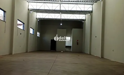 Ponto Comercial para alugar, 350m² no Distrito Industrial, Uberlândia