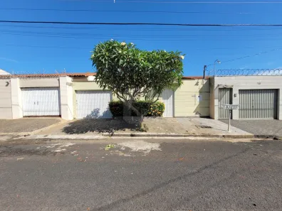 Casa com 2 Quartos para alugar, 75m² no Cidade Jardim, Uberlândia