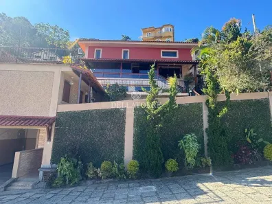 Casa com 3 Quartos para alugar, 204m² no Pimenteiras, Teresópolis
