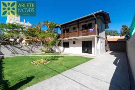 Casa com 2 Quartos para alugar, 90m² no Centro, Bombinhas