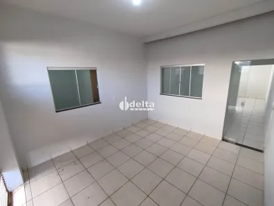Casa com 2 Quartos para alugar, 50m² no Segismundo Pereira, Uberlândia