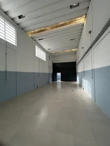 Galpão/Depósito/Armazém com 4 Quartos para alugar, 300m² no Vila Anastácio, São Paulo