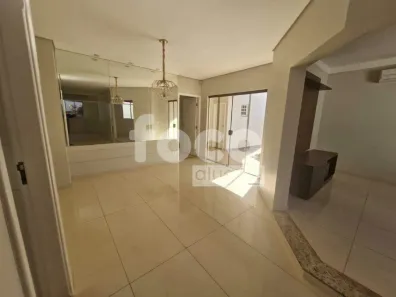 Casa com 3 Quartos para alugar, 248m² no Jardim Karaíba, Uberlândia