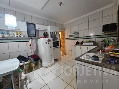 Casa com 2 Quartos para alugar, 80m² no Lagoinha, Uberlândia