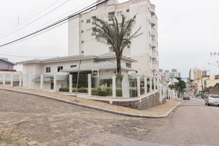 Casa com 3 Quartos à venda, 373m² no Barreiros, São José