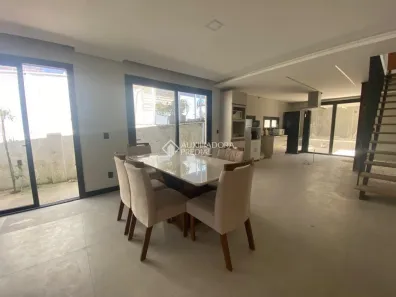Casa com 4 Quartos à venda, 220m² no Três Figueiras, Porto Alegre