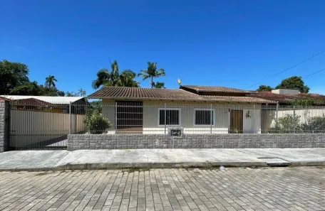 Casa com 3 Quartos para alugar, 200m² no Bom Retiro, Joinville
