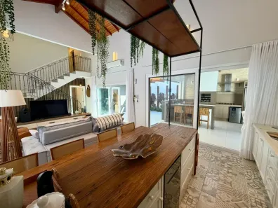 Casa de Condomínio com 3 Quartos para alugar, 250m² no Santa Regina, Camboriú