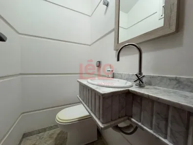 Sobrado com 3 Quartos à venda, 213m² no Zona 06, Maringá