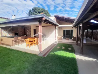 Casa com 3 Quartos à venda, 300m² no Serrinha, Goiânia
